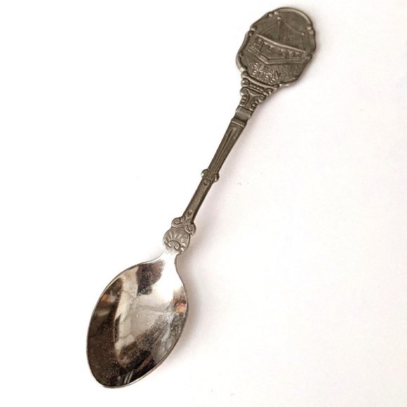 Vintage FIJIAN BURE Collectible Vintage Souvenir Spoon Landmark Ornate Fiji Hut - Picture 1 of 2